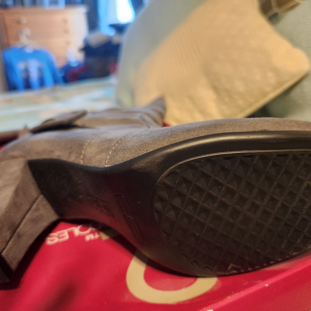 Boots - Picture 3 of 4
